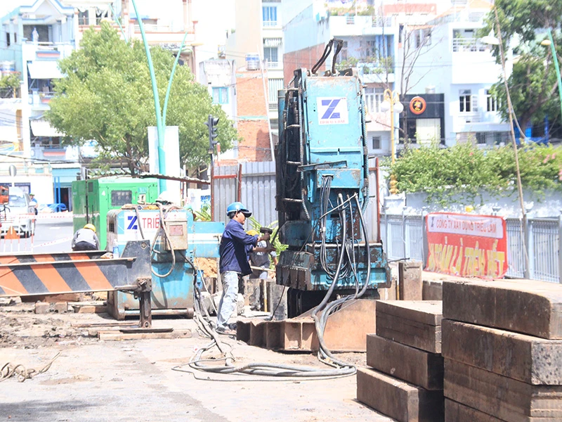 Nhiều máy móc thiết bị được huy để khắc phục hiện trường vụ việc 